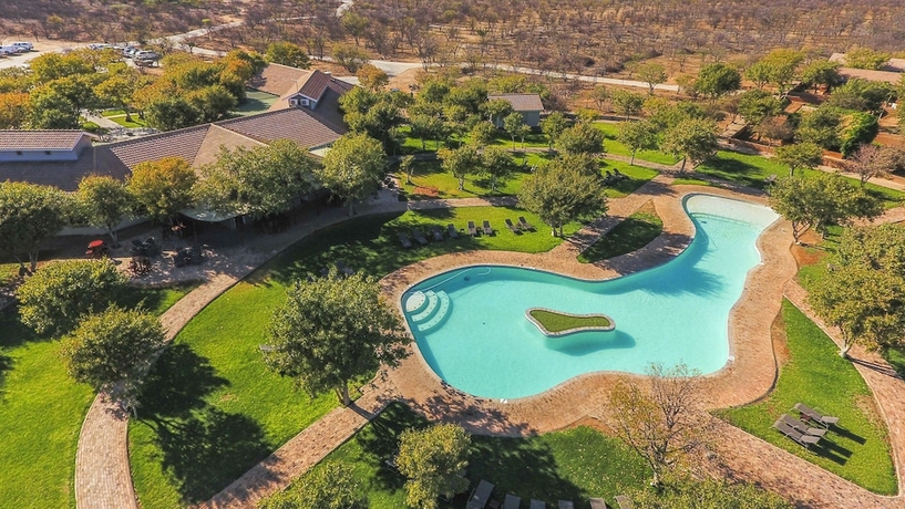 Imagen de la piscina del Hotel Damara Mopane Lodge. Foto 19