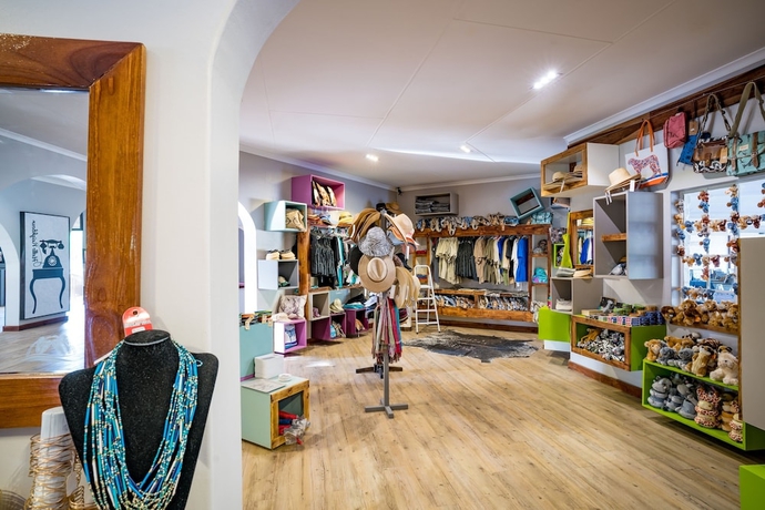 Imagen de los interiores del Hotel Damara Mopane Lodge. Foto 17