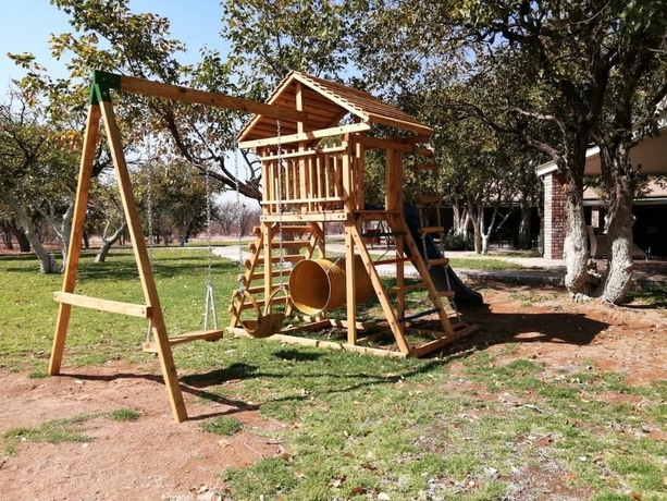 Imagen de los exteriores del Hotel Damara Mopane Lodge. Foto 13