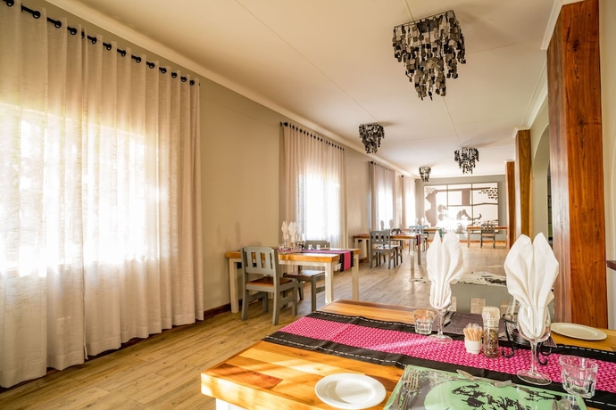 Imagen del bar/restaurante del Hotel Damara Mopane Lodge. Foto 4