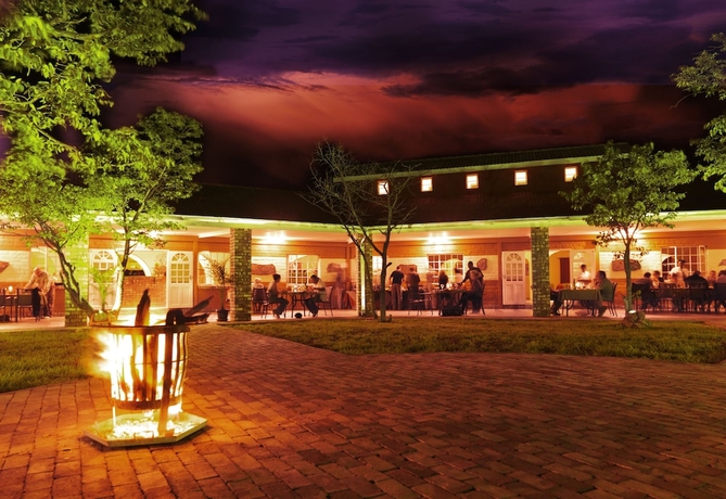 Imagen del bar/restaurante del Hotel Damara Mopane Lodge. Foto 5