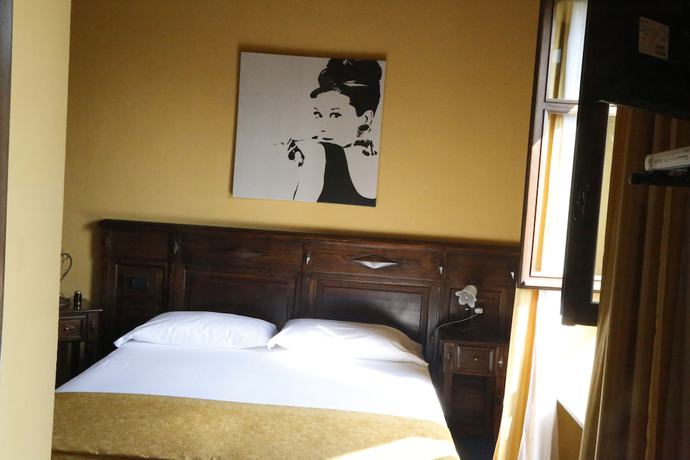 Imagen de la habitación del Hotel Damian. Foto 10