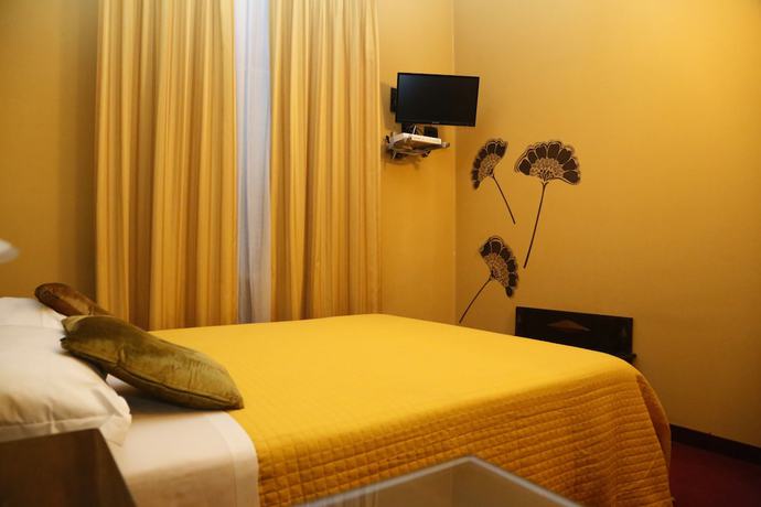 Imagen de la habitación del Hotel Damian. Foto 12