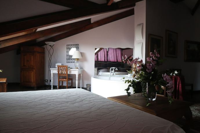 Imagen de la habitación del Hotel Damian. Foto 13