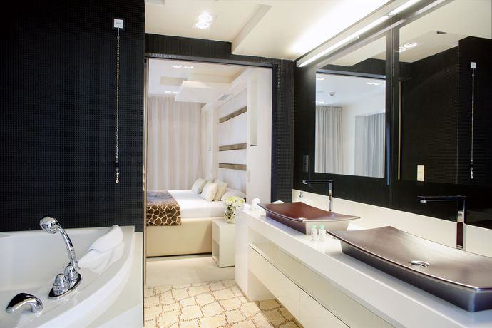 Imagen de la piscina del Hotel Damianii. Foto 15