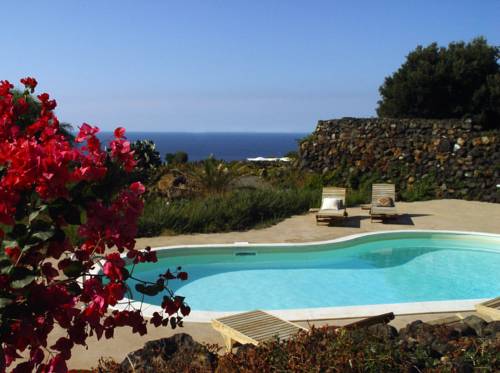 Imagen de la habitación del Hotel Dammusi Sciuvechi Resort. Foto 2