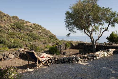 Imagen de la habitación del Hotel Dammusi Sciuvechi Resort. Foto 11