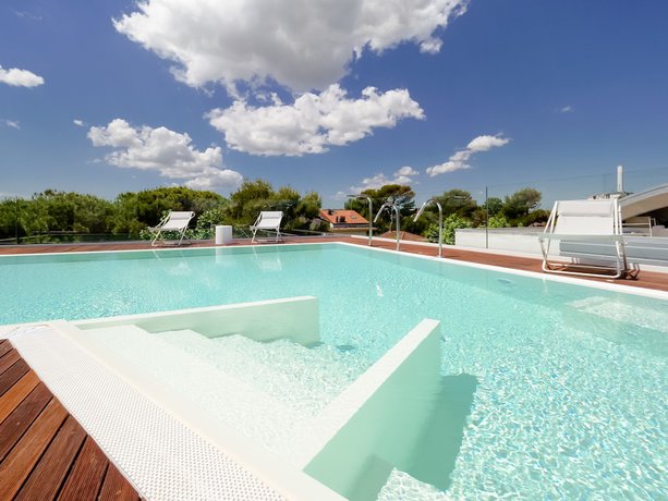 Imagen de la piscina del Hotel Dan. Foto 17