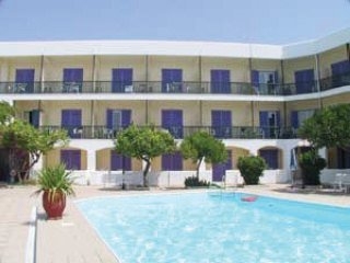 Imagen de la piscina del Hotel Danae. Foto 5