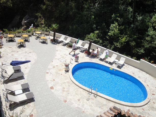 Imagen de la piscina del Hotel Danica. Foto 9