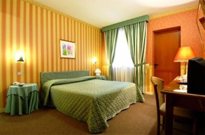 Imagen de la habitación del Hotel Daniel, Basiano. Foto 16