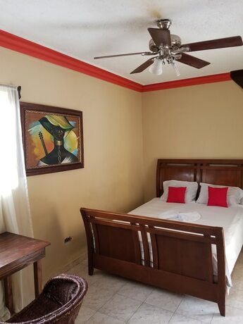 Imagen de la habitación del Hotel Daniella Inn. Foto 5