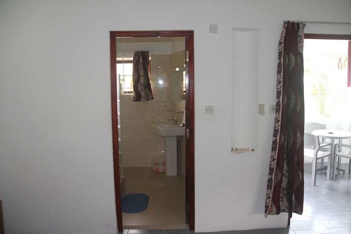 Imagen de la habitación del Hotel Daniella\'s Bungalows. Foto 13