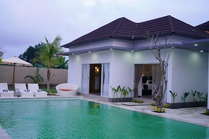 Imagen de la piscina del Hotel Daniswara Villa. Foto 33