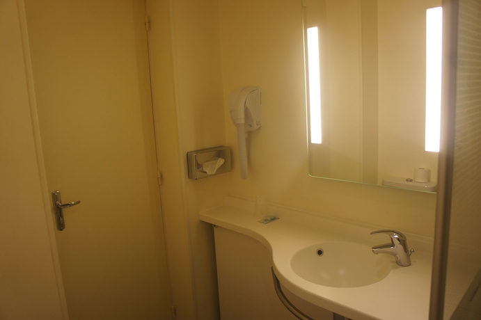 Imagen de la habitación del Hotel D'anjou, Levallois-Perret. Foto 2