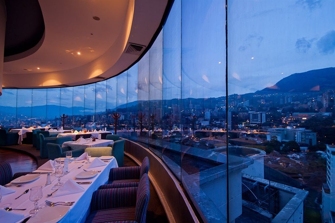 Imagen del bar/restaurante del Hotel Dann Carlton Medellin. Foto 1