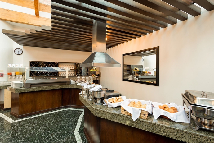 Imagen del bar/restaurante del Hotel Dann Norte. Foto 1