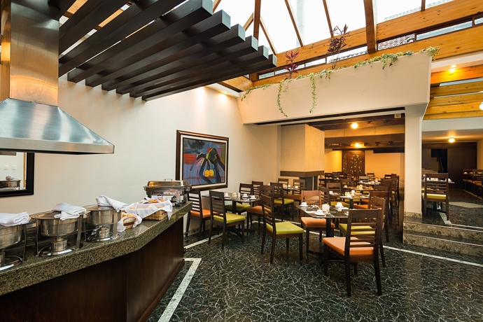 Imagen del bar/restaurante del Hotel Dann Norte. Foto 3