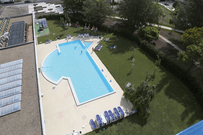 Imagen de la piscina del Hotel Danubius Annabella. Foto 15