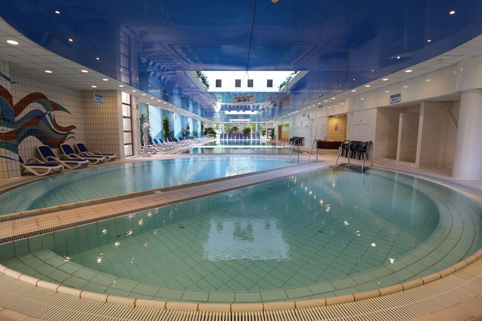 Imagen de la piscina del Hotel Danubius Helia. Foto 16