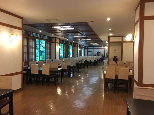 Imagen del bar/restaurante del Hotel Danyang Tourist Hotel Edelweiss. Foto 2