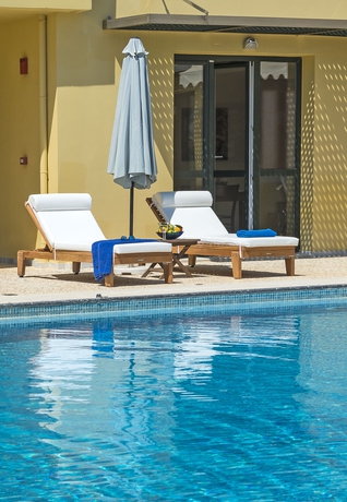 Imagen de la piscina del Hotel Daphnis Villas. Foto 13