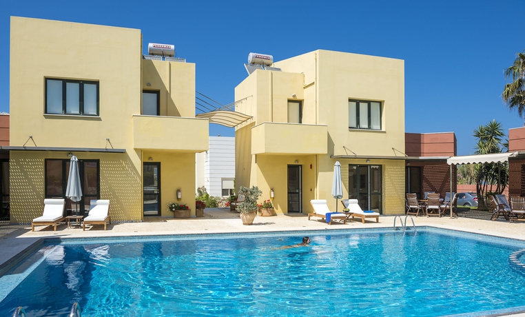 Imagen de la piscina del Hotel Daphnis Villas. Foto 14