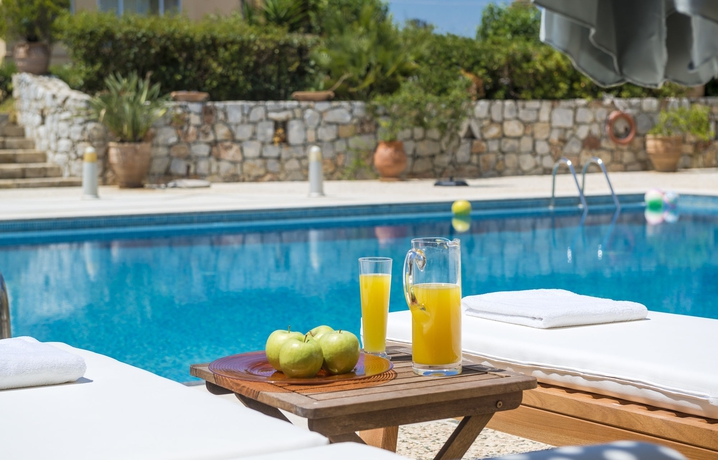 Imagen de la piscina del Hotel Daphnis Villas. Foto 15