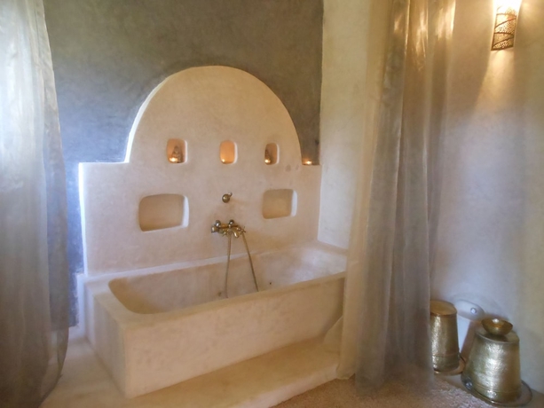 Imagen de la piscina del Hotel Dar Achorafa. Foto 19