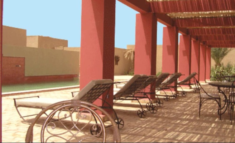 Imagen de la piscina del Hotel Dar El Janoub. Foto 12