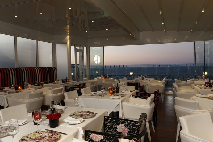 Imagen de la piscina del Hotel Dar El Marsa. Foto 14