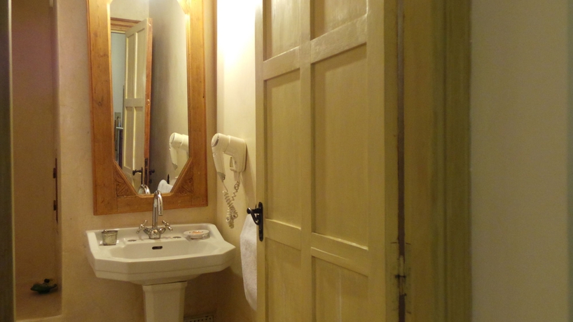 Imagen de la habitación del Hotel Dar El Medina. Foto 10