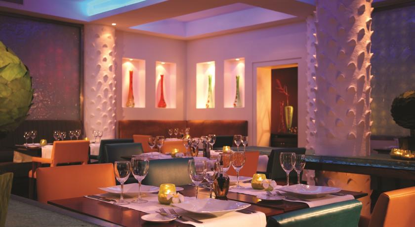 Imagen del bar/restaurante del Hotel Dar Es Salaam Serena. Foto 7