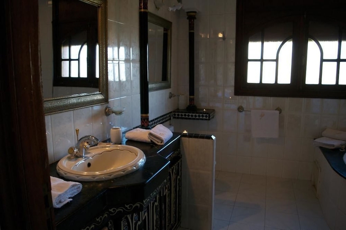 Imagen de la habitación del Hotel Dar Tahra. Foto 13