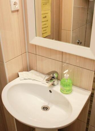 Imagen de la habitación del Hotel DarSiti. Foto 18