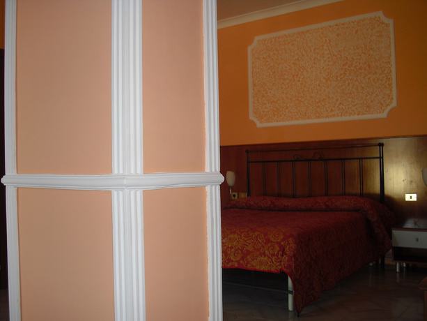 Imagen de la habitación del Hotel Darfla. Foto 5