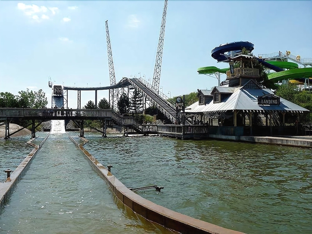 Imagen de la piscina del Hotel Darien Lake Lodge On The Lake. Foto 14