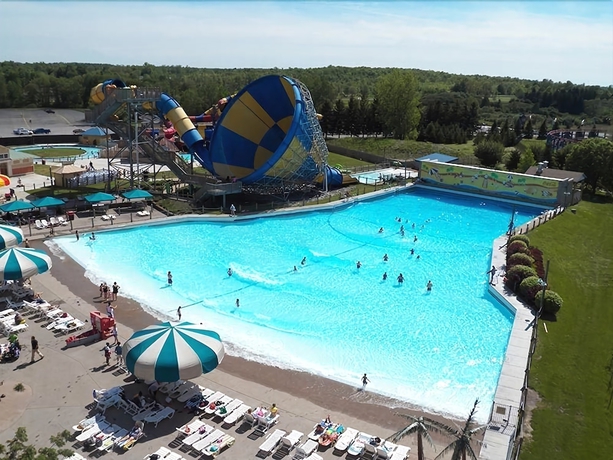 Imagen de la piscina del Hotel Darien Lake Lodge On The Lake. Foto 15