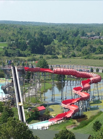 Imagen de la piscina del Hotel Darien Lake Lodge On The Lake. Foto 17