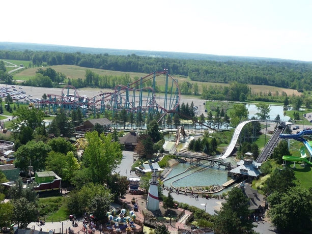 Imagen de los interiores del Hotel Darien Lake Lodge On The Lake. Foto 9