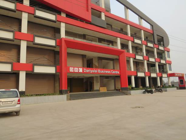 Imagen de los exteriores del Hotel Dariyalal. Foto 17