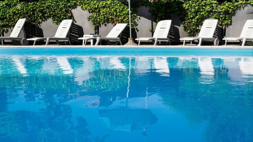 Imagen de la piscina del Hotel Dasamo. Foto 15