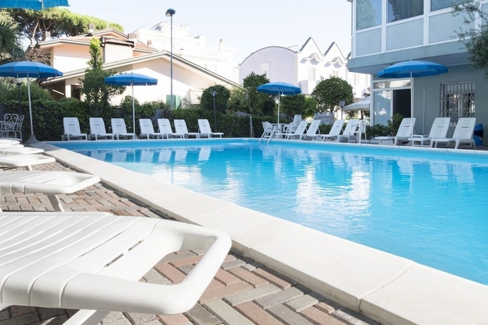 Imagen de la piscina del Hotel Dasamo. Foto 18