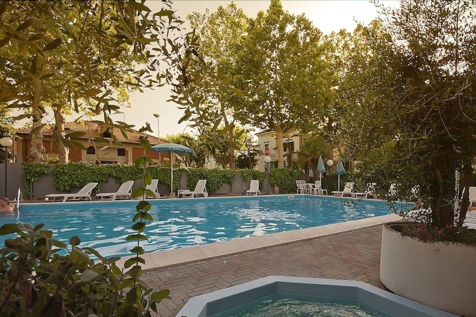 Imagen de la piscina del Hotel Dasamo. Foto 19