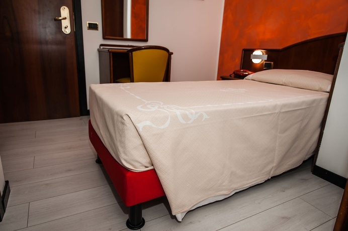 Imagen de la habitación del Hotel Daunia. Foto 12