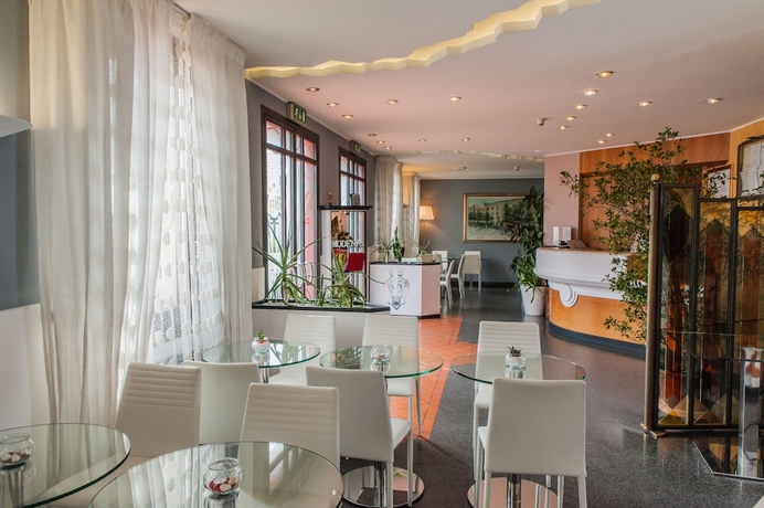 Imagen de los interiores del Hotel Daunia. Foto 19