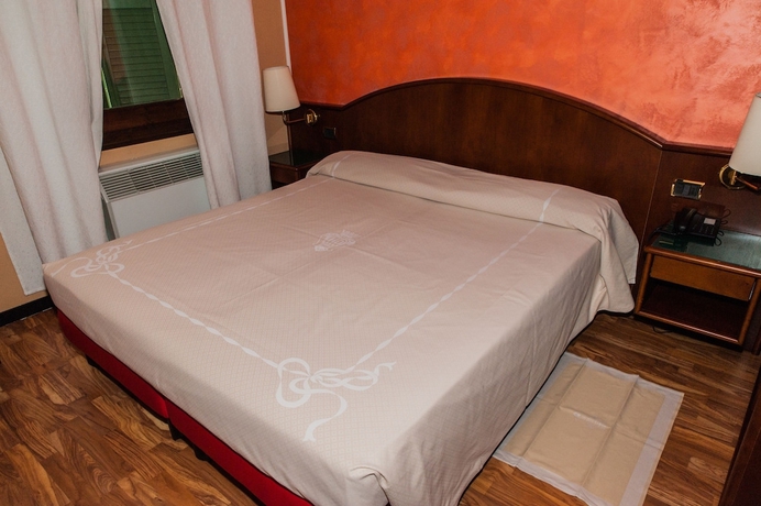 Imagen de la habitación del Hotel Daunia. Foto 14