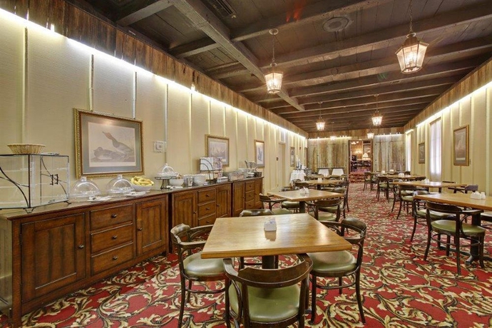 Imagen del bar/restaurante del Hotel Dauphine Orleans. Foto 2