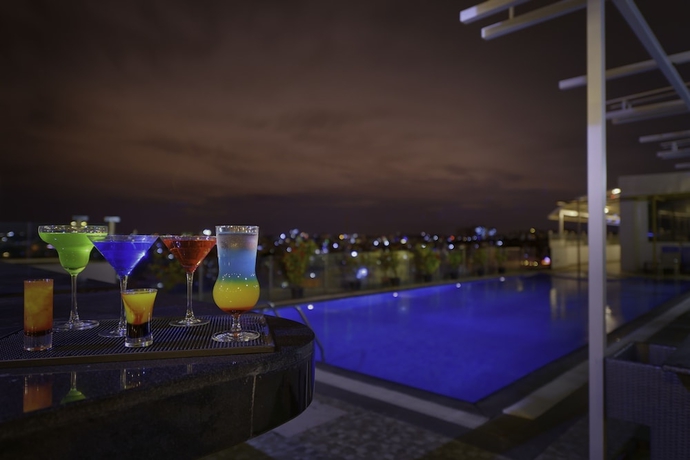 Imagen de la piscina del Hotel Davanam Sarovar Portico Suites Bengaluru. Foto 19
