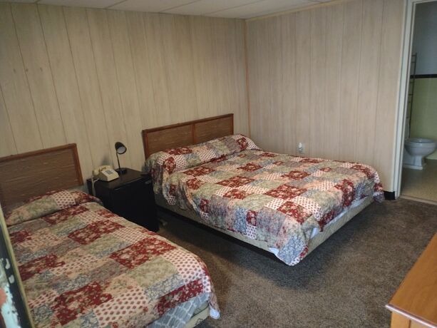 Imagen de la habitación del Hotel Davis Motel. Foto 18